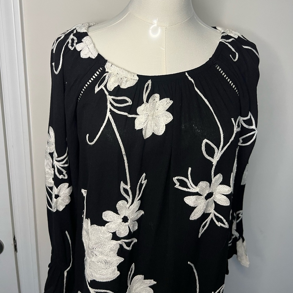 Inc International Concepts Black & White Floral Embroidered Blouse - Picture 2 of 13